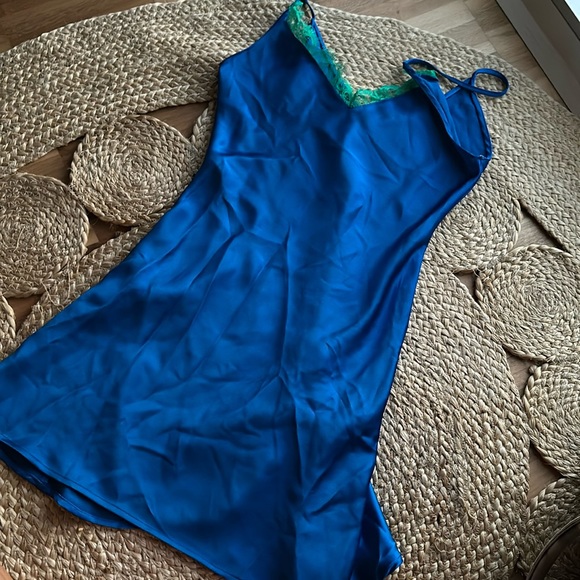 Silk blue dress with green lace details - Picture 1 of 1